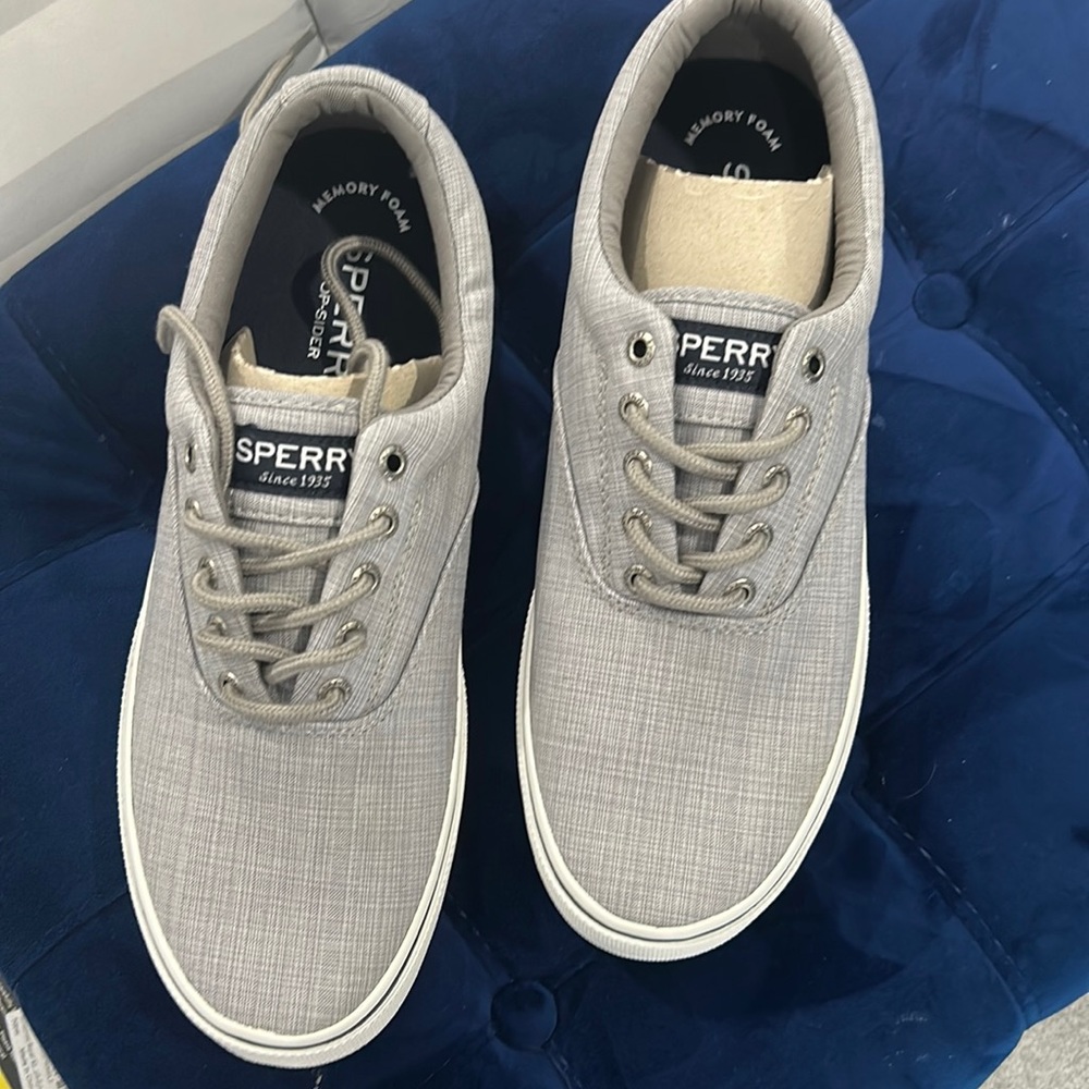 Men’s brand new sperry halyard sneakers